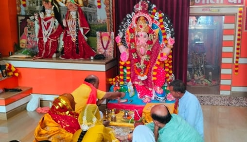बुधवार को शहर के कैलाशगंज में पंडाल में मूर्ति स्थापना के दौरान आरती करतीं पालिकाध्यक्ष सुधा गु बुधवार को शहर के कैलाशगंज में पंडाल में मूर्ति स्थापना के दौरान आरती करतीं पालिकाध्यक्ष सुधा गु
