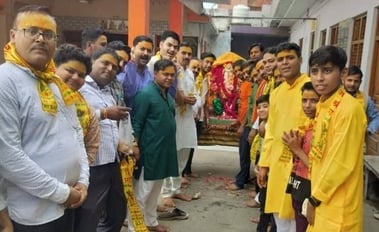 बुधवार को शहर के कैलाशगंज में पंडाल में मूर्ति स्थापना के दौरान आरती करतीं पालिकाध्यक्ष सुधा गु बुधवार को शहर के कैलाशगंज में पंडाल में मूर्ति स्थापना के दौरान आरती करतीं पालिकाध्यक्ष सुधा गु