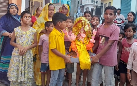 बुधवार को शहर के कैलाशगंज में पंडाल में मूर्ति स्थापना के दौरान आरती करतीं पालिकाध्यक्ष सुधा गु बुधवार को शहर के कैलाशगंज में पंडाल में मूर्ति स्थापना के दौरान आरती करतीं पालिकाध्यक्ष सुधा गु
