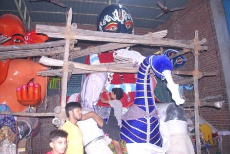 चंदौसी के गणेश मेले में खरीदारी करते लोग। संवाद