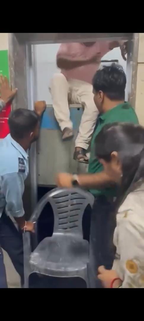 फंसी लिफ्ट से महिला व अन्य लोगों को मशक्कत के बाद निकाला जा सका।