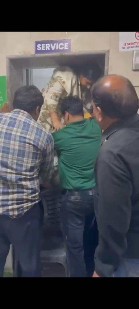 फंसी लिफ्ट से महिला व अन्य लोगों को मशक्कत के बाद निकाला जा सका।