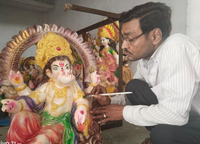 फोटो 13 -घर में स्थापना के लिए गजानन की मूर्ति पसंद करती महिला। संवाद