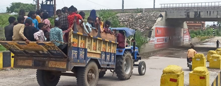 फोटो-14-धर्मदासपुर के पास ट्रैक्टर ट्राली में बैठे यात्रीं। संवाद फोटो-14-धर्मदासपुर के पास ट्रैक्टर ट्राली में बैठे यात्रीं। संवाद