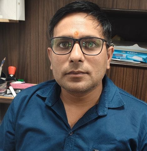 फोटो :28: सोनीपत के लिवासपुर औद्योगिक क्षेत्र में सड़क पर भरे पानी से गुजरते भारी वाहन व श्रमिक फोटो :28: सोनीपत के लिवासपुर औद्योगिक क्षेत्र में सड़क पर भरे पानी से गुजरते भारी वाहन व श्रमिक