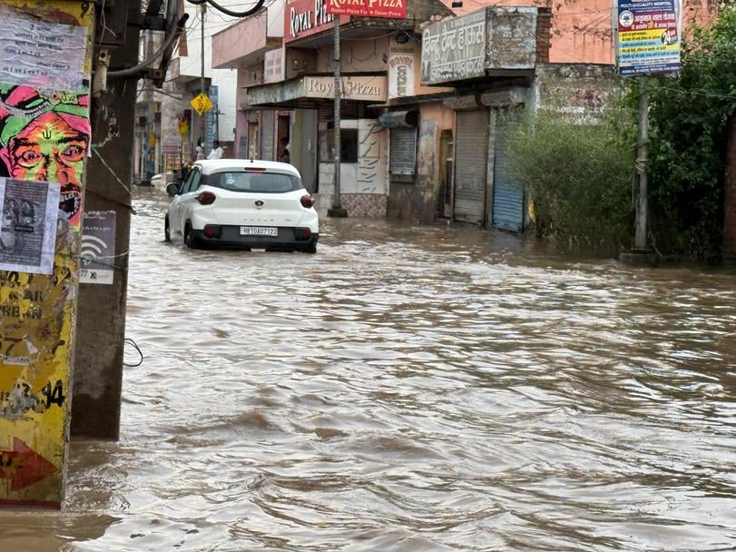 फोटो : सोनीपत में बारिश के दौरान सड़क पर चलता पानी। पाठक