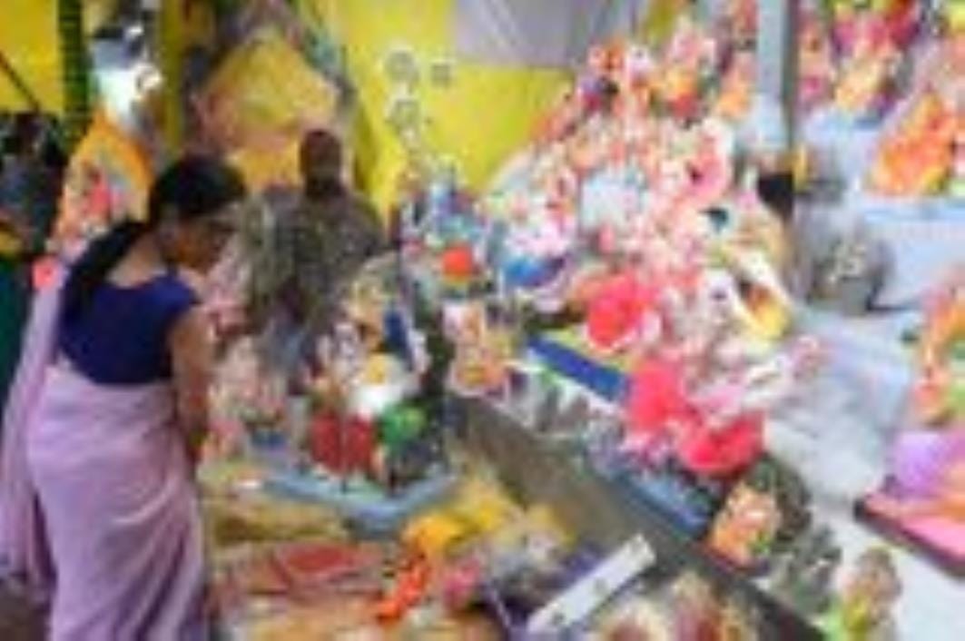 गणपति की भव्य व सुंदर सलोनी मूर्तियों की स्थापना पंडालों में विधि-विधान से पूजन के साथ होगी। घर गणपति की भव्य व सुंदर सलोनी मूर्तियों की स्थापना पंडालों में विधि-विधान से पूजन के साथ होगी। घर