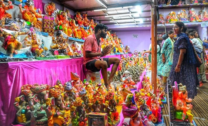 गणपति की भव्य व सुंदर सलोनी मूर्तियों की स्थापना पंडालों में विधि-विधान से पूजन के साथ होगी। घर गणपति की भव्य व सुंदर सलोनी मूर्तियों की स्थापना पंडालों में विधि-विधान से पूजन के साथ होगी। घर