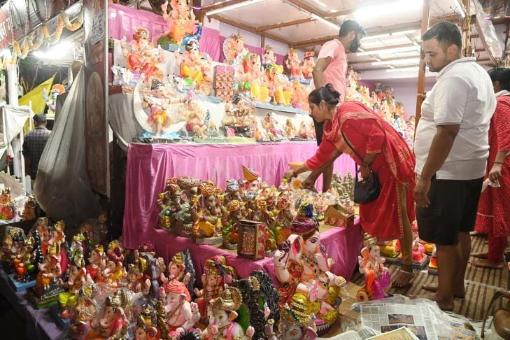 गणपति की भव्य व सुंदर सलोनी मूर्तियों की स्थापना पंडालों में विधि-विधान से पूजन के साथ होगी। घर गणपति की भव्य व सुंदर सलोनी मूर्तियों की स्थापना पंडालों में विधि-विधान से पूजन के साथ होगी। घर