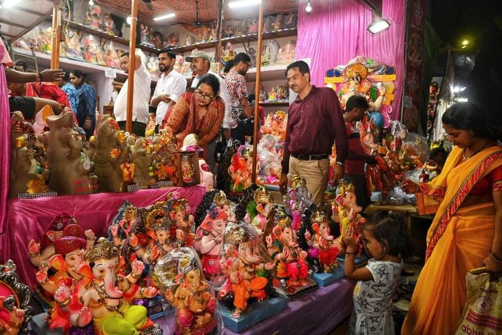 गणपति की भव्य व सुंदर सलोनी मूर्तियों की स्थापना पंडालों में विधि-विधान से पूजन के साथ होगी। घर गणपति की भव्य व सुंदर सलोनी मूर्तियों की स्थापना पंडालों में विधि-विधान से पूजन के साथ होगी। घर
