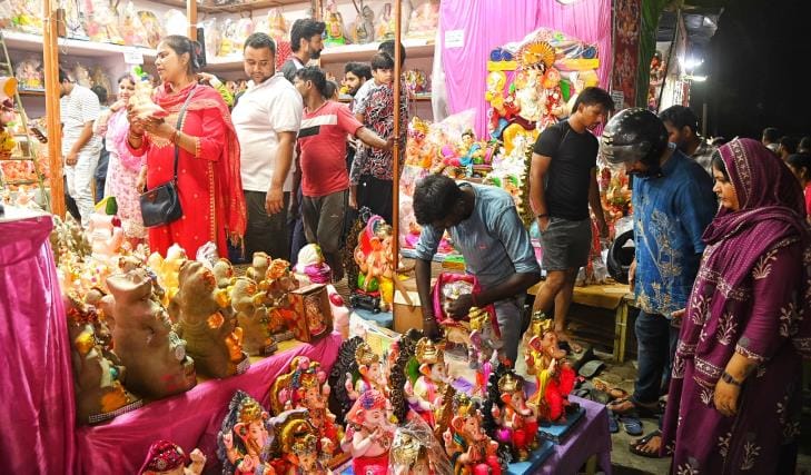गणपति की भव्य व सुंदर सलोनी मूर्तियों की स्थापना पंडालों में विधि-विधान से पूजन के साथ होगी। घर गणपति की भव्य व सुंदर सलोनी मूर्तियों की स्थापना पंडालों में विधि-विधान से पूजन के साथ होगी। घर