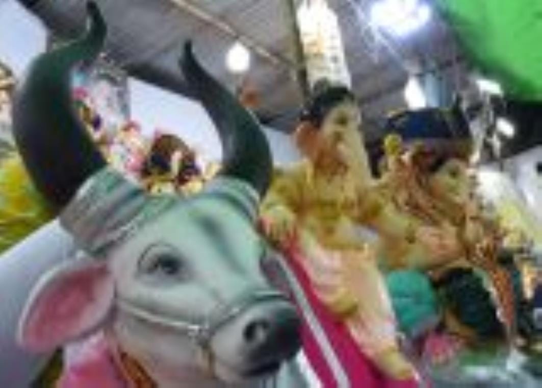 गणपति की भव्य व सुंदर सलोनी मूर्तियों की स्थापना पंडालों में विधि-विधान से पूजन के साथ होगी। घर गणपति की भव्य व सुंदर सलोनी मूर्तियों की स्थापना पंडालों में विधि-विधान से पूजन के साथ होगी। घर