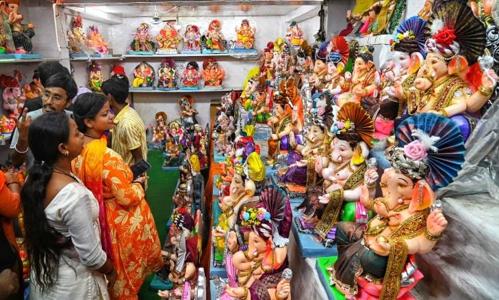 गणपति की भव्य व सुंदर सलोनी मूर्तियों की स्थापना पंडालों में विधि-विधान से पूजन के साथ होगी। घर गणपति की भव्य व सुंदर सलोनी मूर्तियों की स्थापना पंडालों में विधि-विधान से पूजन के साथ होगी। घर