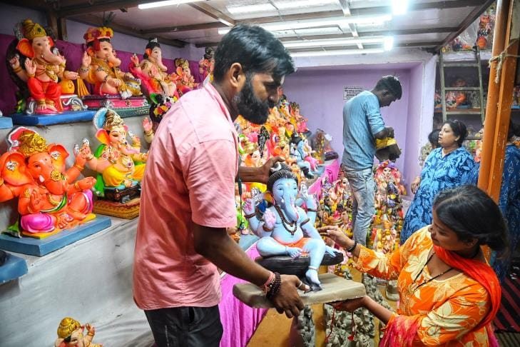 गणपति की भव्य व सुंदर सलोनी मूर्तियों की स्थापना पंडालों में विधि-विधान से पूजन के साथ होगी। घर गणपति की भव्य व सुंदर सलोनी मूर्तियों की स्थापना पंडालों में विधि-विधान से पूजन के साथ होगी। घर