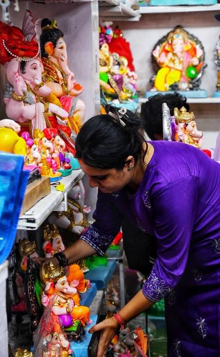 गणपति की भव्य व सुंदर सलोनी मूर्तियों की स्थापना पंडालों में विधि-विधान से पूजन के साथ होगी। घर गणपति की भव्य व सुंदर सलोनी मूर्तियों की स्थापना पंडालों में विधि-विधान से पूजन के साथ होगी। घर