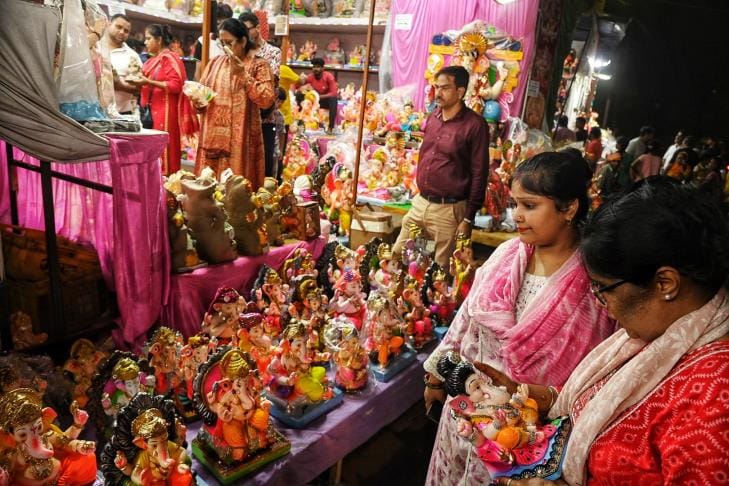 गणपति की भव्य व सुंदर सलोनी मूर्तियों की स्थापना पंडालों में विधि-विधान से पूजन के साथ होगी। घर गणपति की भव्य व सुंदर सलोनी मूर्तियों की स्थापना पंडालों में विधि-विधान से पूजन के साथ होगी। घर