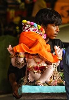 गणपति की भव्य व सुंदर सलोनी मूर्तियों की स्थापना पंडालों में विधि-विधान से पूजन के साथ होगी। घर गणपति की भव्य व सुंदर सलोनी मूर्तियों की स्थापना पंडालों में विधि-विधान से पूजन के साथ होगी। घर