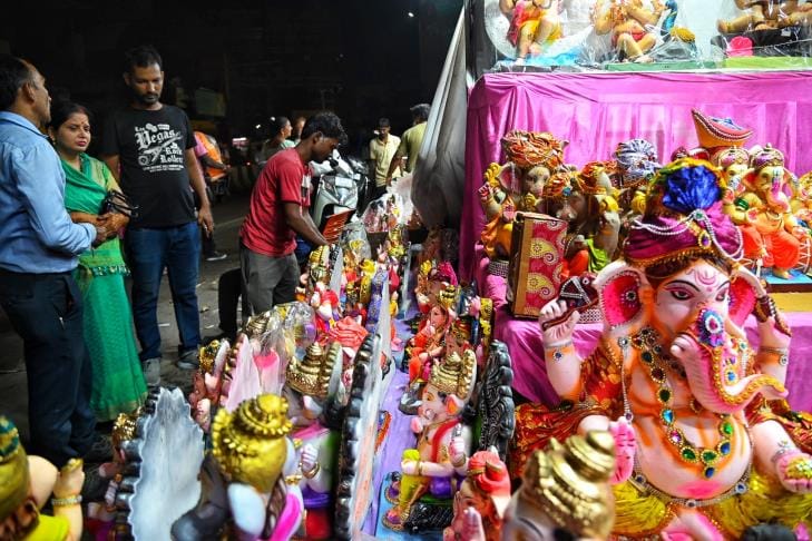गणपति की भव्य व सुंदर सलोनी मूर्तियों की स्थापना पंडालों में विधि-विधान से पूजन के साथ होगी। घर गणपति की भव्य व सुंदर सलोनी मूर्तियों की स्थापना पंडालों में विधि-विधान से पूजन के साथ होगी। घर