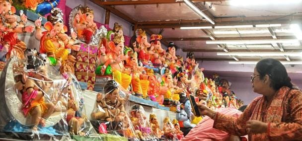 गणपति की भव्य व सुंदर सलोनी मूर्तियों की स्थापना पंडालों में विधि-विधान से पूजन के साथ होगी। घर गणपति की भव्य व सुंदर सलोनी मूर्तियों की स्थापना पंडालों में विधि-विधान से पूजन के साथ होगी। घर