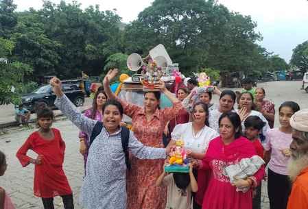 गणेश चतुर्थी के लिए गणेश की मूर्ति लेने पहुंची महिला सुनीता। संवाद गणेश चतुर्थी के लिए गणेश की मूर्ति लेने पहुंची महिला सुनीता। संवाद