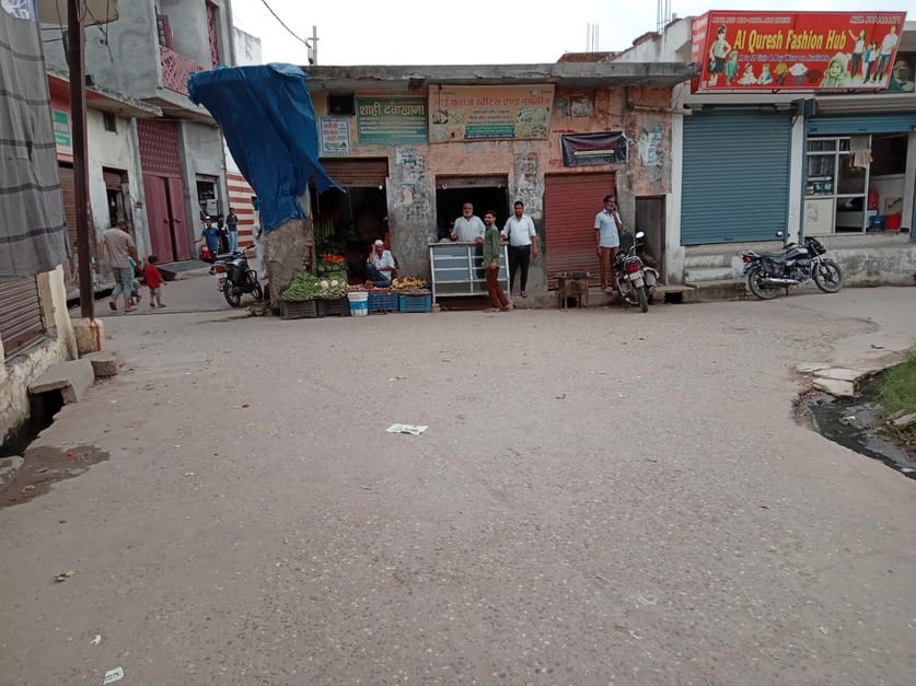गांव मलिकपुरा में बिशन अपने पौत्र गगन के साथ। स्रोतः संवाद