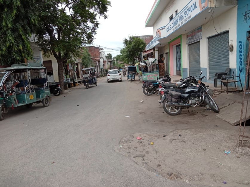 गांव मलिकपुरा में बिशन अपने पौत्र गगन के साथ। स्रोतः संवाद