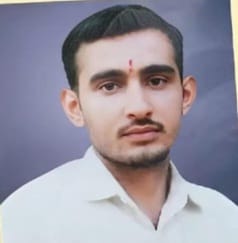 गांव मलिकपुरा में बिशन अपने पौत्र गगन के साथ। स्रोतः संवाद