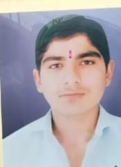 गांव मलिकपुरा में बिशन अपने पौत्र गगन के साथ। स्रोतः संवाद