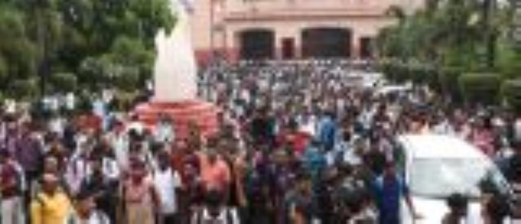इंदिरा गांधी प्रतिष्ठान में मंगलवार को आयोजित रोजगार महाकुंभ में आवेदकों की अप्रत्याशित भीड़ ने