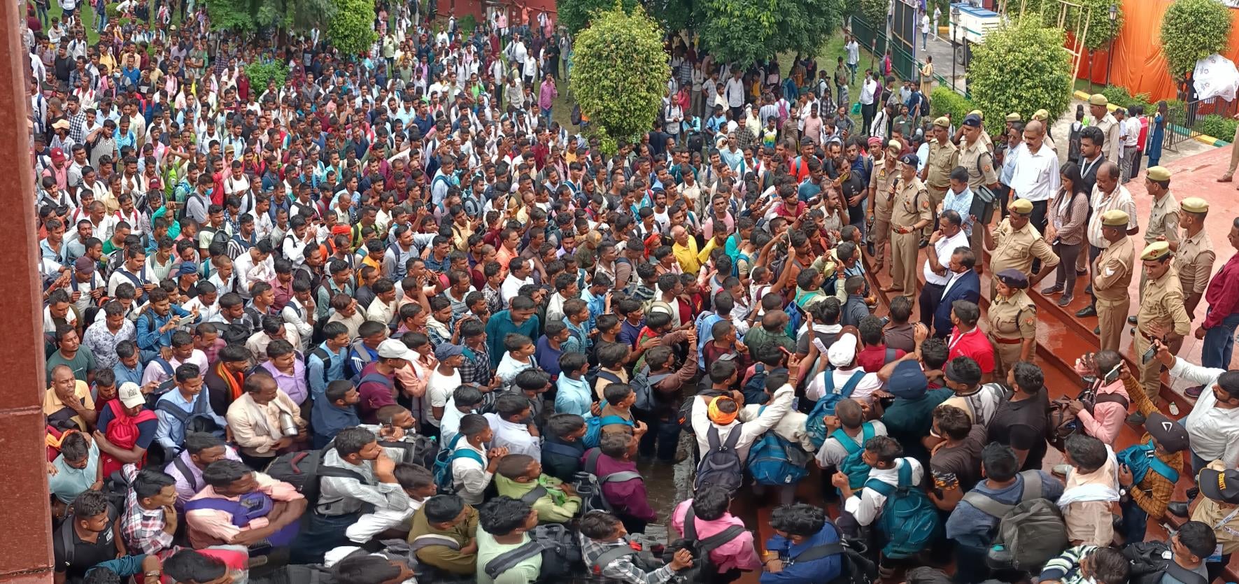 इंदिरा गांधी प्रतिष्ठान में मंगलवार को आयोजित रोजगार महाकुंभ में आवेदकों की अप्रत्याशित भीड़ ने