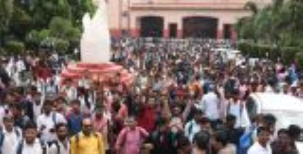इंदिरा गांधी प्रतिष्ठान में मंगलवार को आयोजित रोजगार महाकुंभ में आवेदकों की अप्रत्याशित भीड़ ने