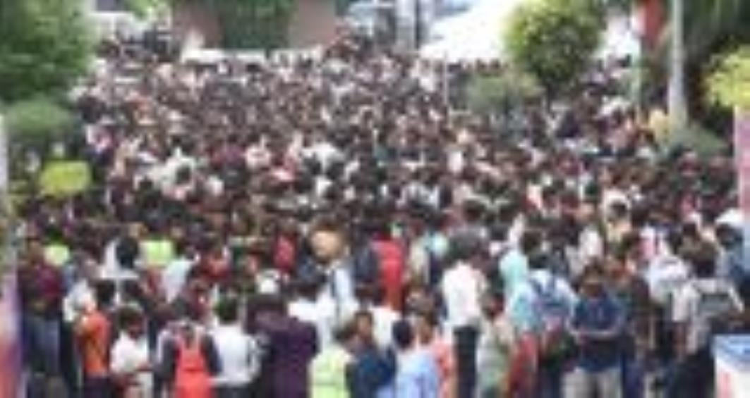 इंदिरा गांधी प्रतिष्ठान में मंगलवार को आयोजित रोजगार महाकुंभ में आवेदकों की अप्रत्याशित भीड़ ने