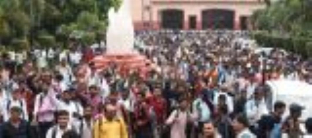 इंदिरा गांधी प्रतिष्ठान में मंगलवार को आयोजित रोजगार महाकुंभ में आवेदकों की अप्रत्याशित भीड़ ने