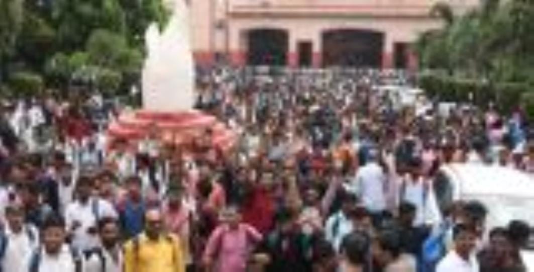 इंदिरा गांधी प्रतिष्ठान में रोजगार महाकुंभ के पहले दिन नौकरी की चाहत में उमड़े युवा। इंदिरा गांधी प्रतिष्ठान में रोजगार महाकुंभ के पहले दिन नौकरी की चाहत में उमड़े युवा।