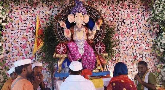 कस्बे के शिवमंदिर में गणेश जी की मूर्ति स्थापित कराते यजमान।संवाद