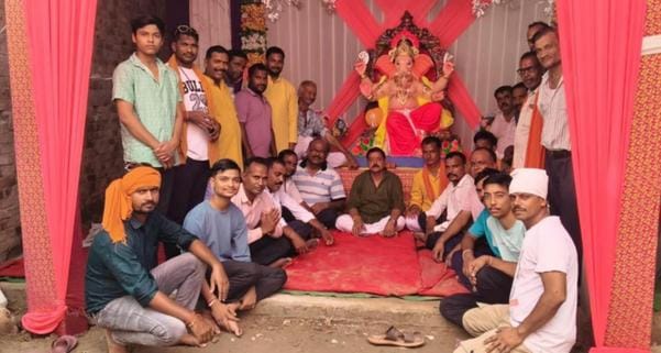 कस्बे के शिवमंदिर में गणेश जी की मूर्ति स्थापित कराते यजमान।संवाद