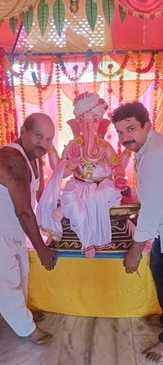 कस्बे के शिवमंदिर में गणेश जी की मूर्ति स्थापित कराते यजमान।संवाद
