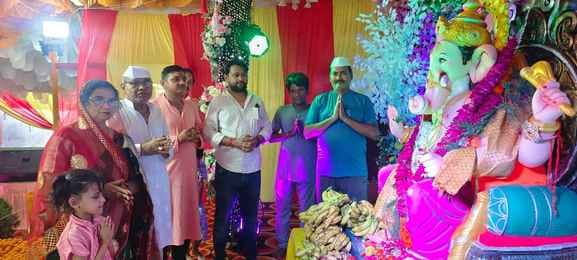 कस्बे के शिवमंदिर में गणेश जी की मूर्ति स्थापित कराते यजमान।संवाद