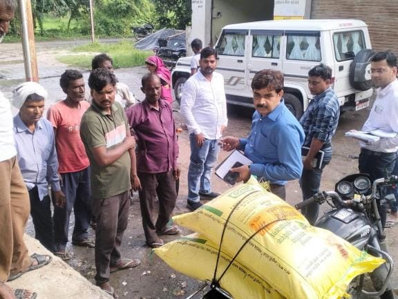 खाद वितरण को लेकर अधिकारियों ने मंगलवार को बिक्री केंद्रों का जायजा लिया। 