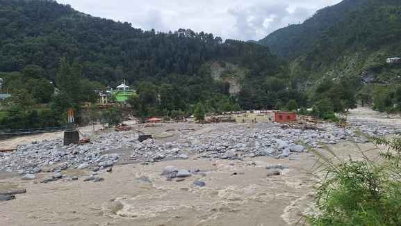 लाखड़ी के धाराब में घिरा कच्चा मकान और मौके पर पहुंचे जिला विकास परिषद सदस्य नारायण दत्त त्रिपा लाखड़ी के धाराब में घिरा कच्चा मकान और मौके पर पहुंचे जिला विकास परिषद सदस्य नारायण दत्त त्रिपा