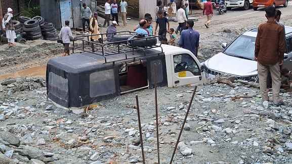लाखड़ी के धाराब में घिरा कच्चा मकान और मौके पर पहुंचे जिला विकास परिषद सदस्य नारायण दत्त त्रिपा लाखड़ी के धाराब में घिरा कच्चा मकान और मौके पर पहुंचे जिला विकास परिषद सदस्य नारायण दत्त त्रिपा