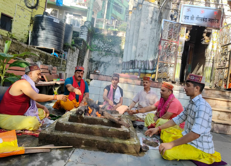 मंडी में गणेश चतुर्थी पर गणेश के दर्शन करती युवतियां। संवाद मंडी में गणेश चतुर्थी पर गणेश के दर्शन करती युवतियां। संवाद