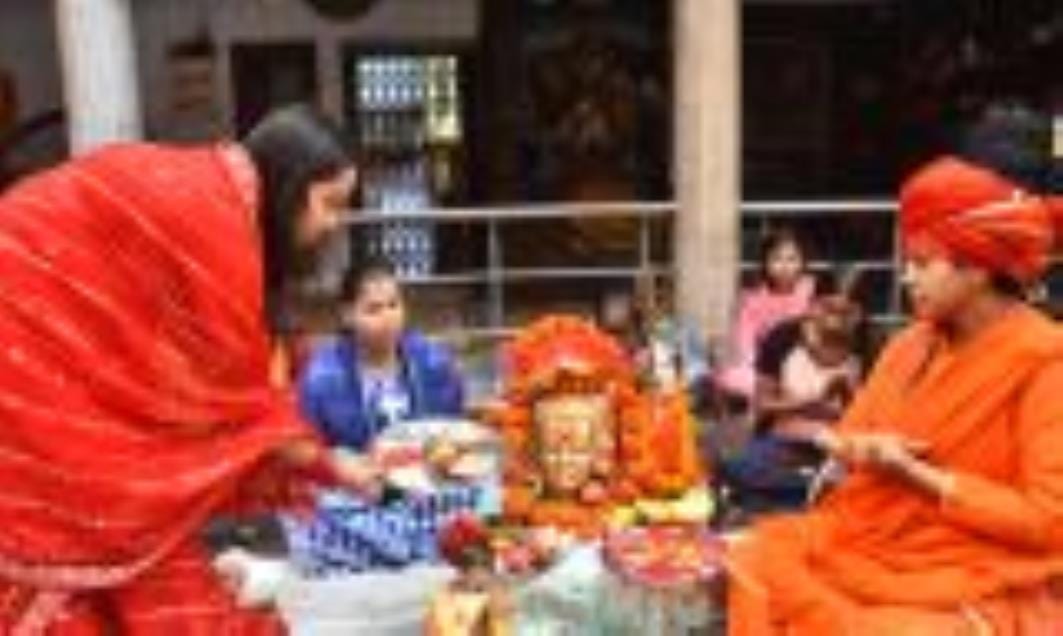 मकामेश्वर मंदिर में हरियाली तीज की पूजा करती महिलाएं।