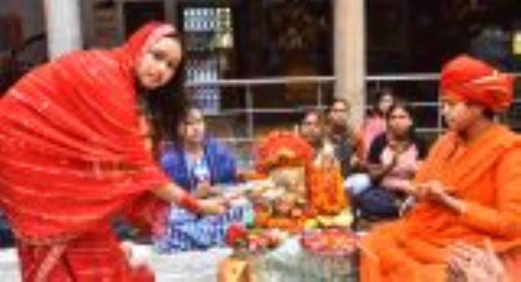 मकामेश्वर मंदिर में हरियाली तीज की पूजा करती महिलाएं।