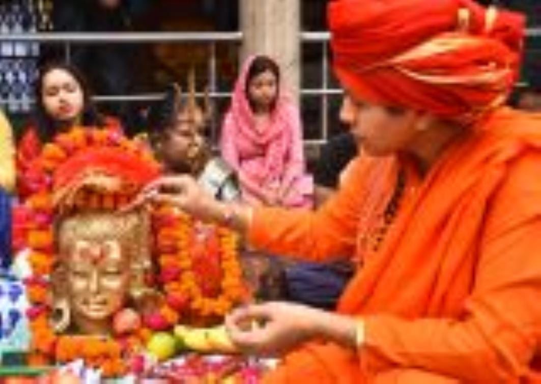 मकामेश्वर मंदिर में हरियाली तीज की पूजा करती महिलाएं।