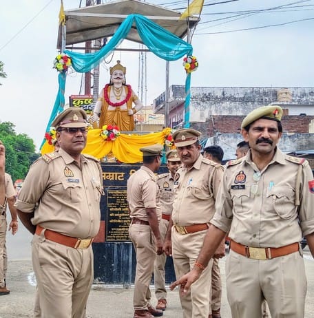 माल्यार्पण के बाद सपा नेता आकाश गुर्जर को पुलिस की जीप में बैठाकर ले जाते हुए। (मवाना)