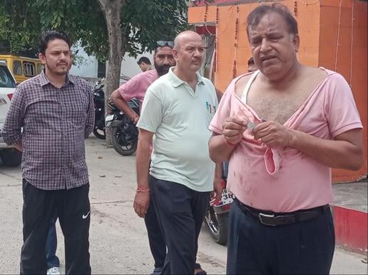 मारपीट में घायल शिक्षक महेंद्र सिंह चौहान संवाद