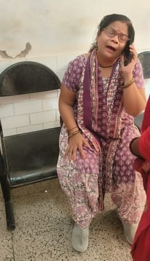 नगीना के सरकारी अस्पताल में घायलों का उपचार करते स्वास्थ्य कर्मी। संवाद नगीना के सरकारी अस्पताल में घायलों का उपचार करते स्वास्थ्य कर्मी। संवाद