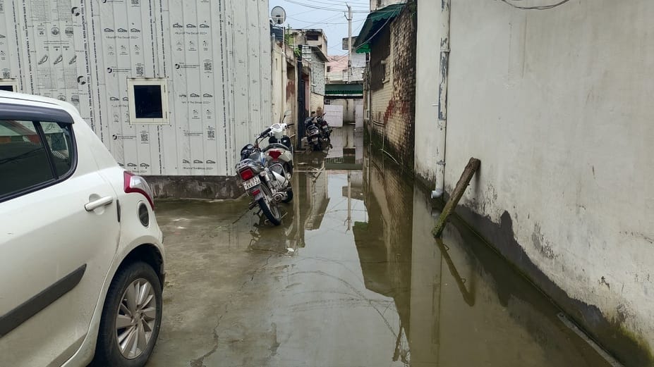 नगरपालिका कार्यालय में भरा पानी । संवाद नगरपालिका कार्यालय में भरा पानी । संवाद