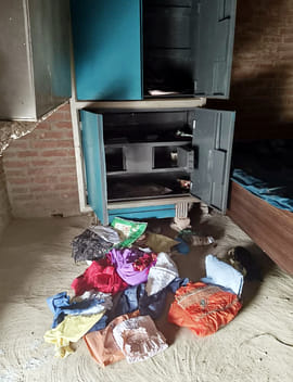 नकब दिखाते ग्रामीण। संवाद